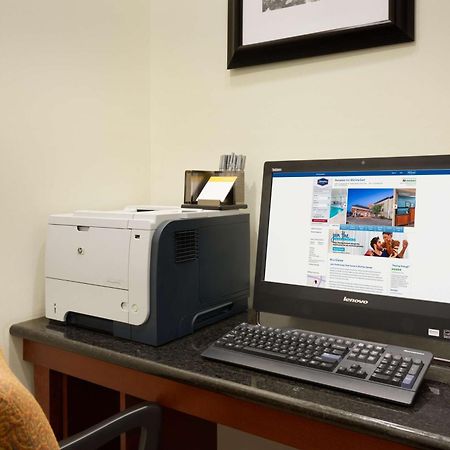 Hampton Inn Wichita-East Екстериор снимка