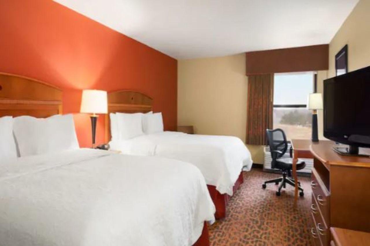 Hampton Inn Wichita-East Екстериор снимка