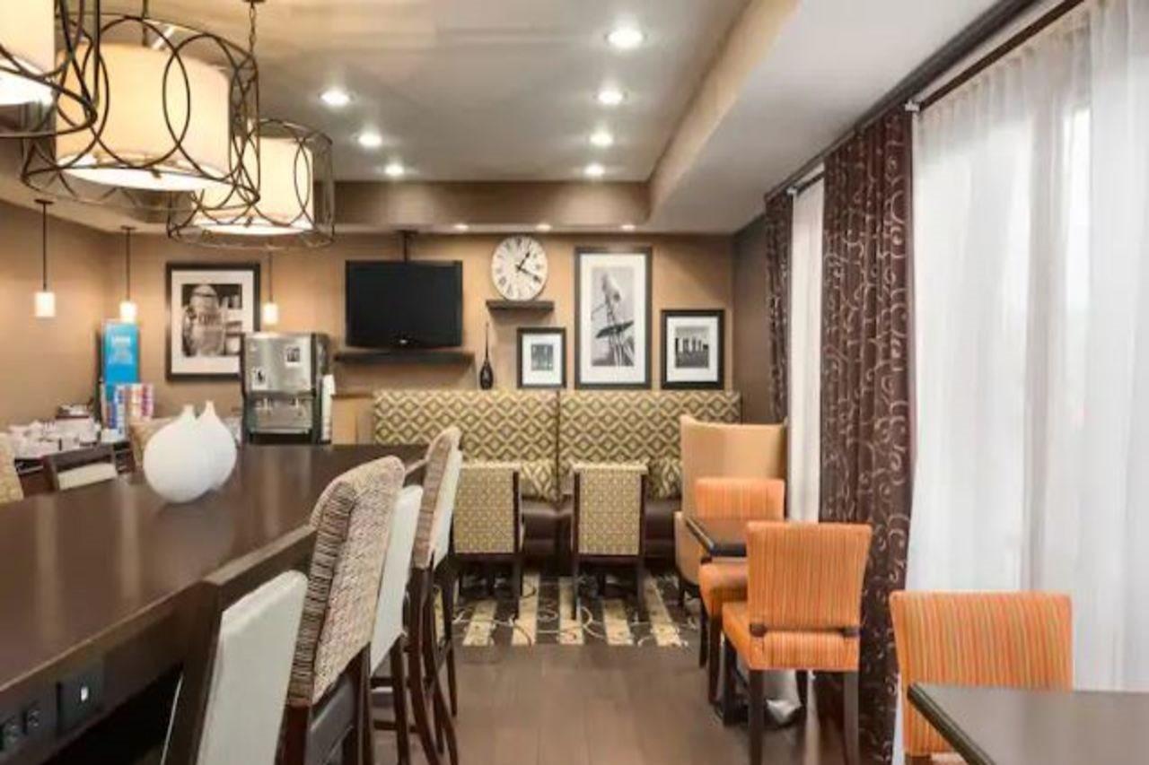 Hampton Inn Wichita-East Екстериор снимка
