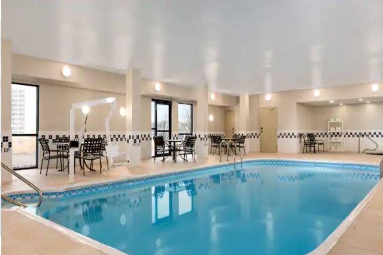 Hampton Inn Wichita-East Екстериор снимка