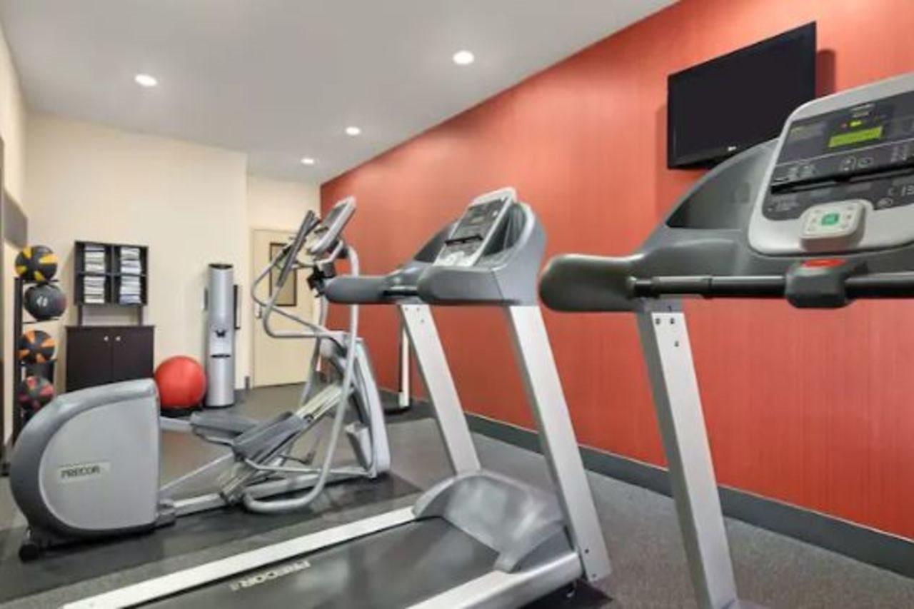 Hampton Inn Wichita-East Екстериор снимка