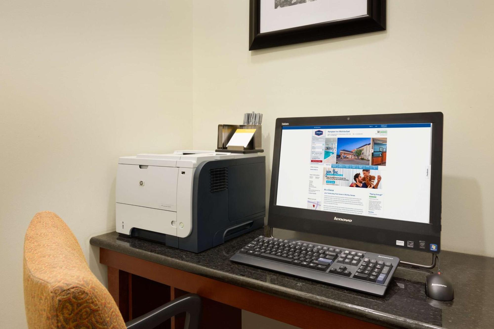 Hampton Inn Wichita-East Екстериор снимка