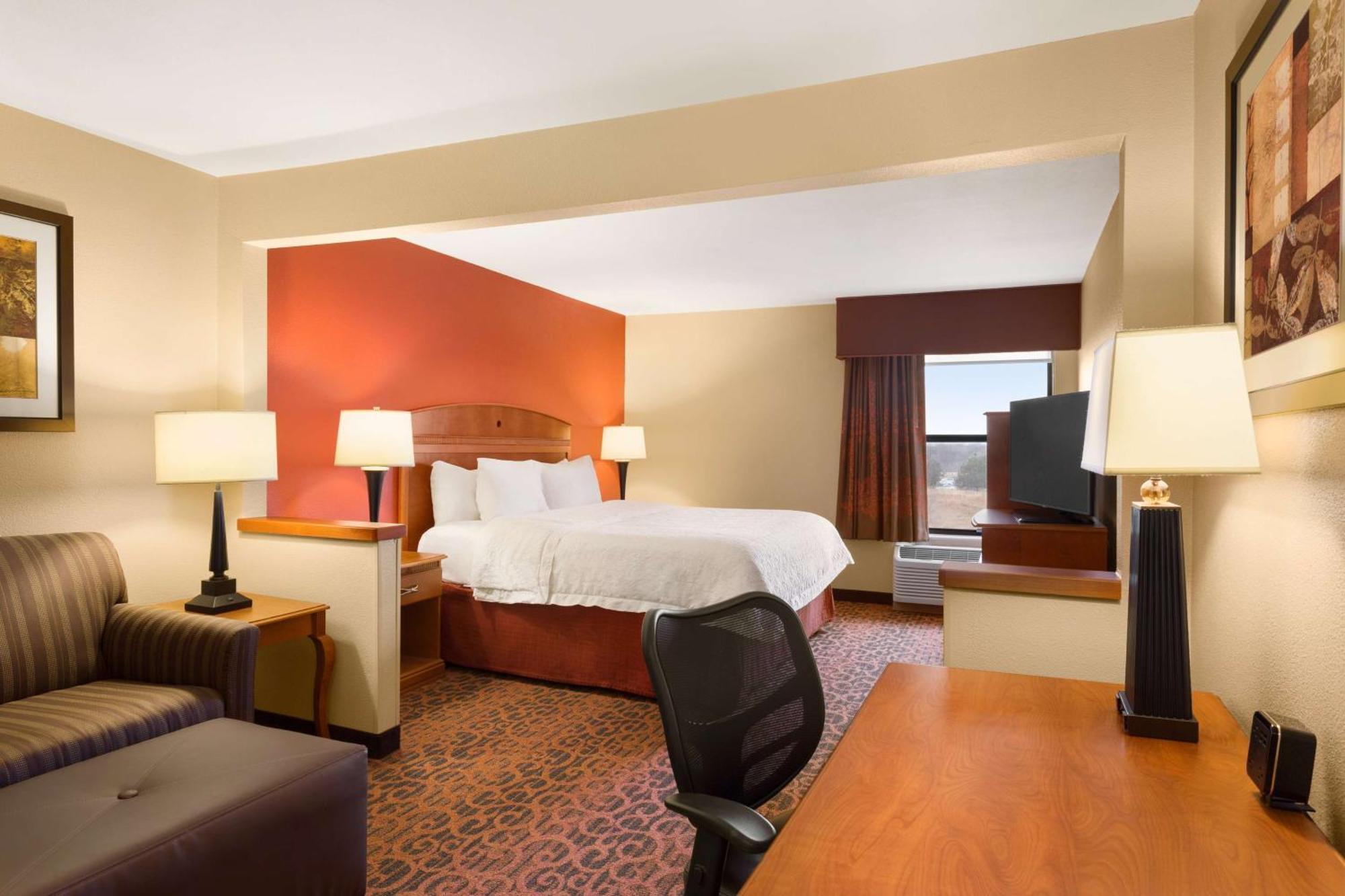 Hampton Inn Wichita-East Екстериор снимка