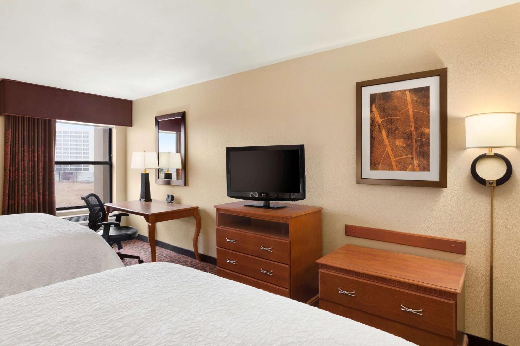 Hampton Inn Wichita-East Екстериор снимка