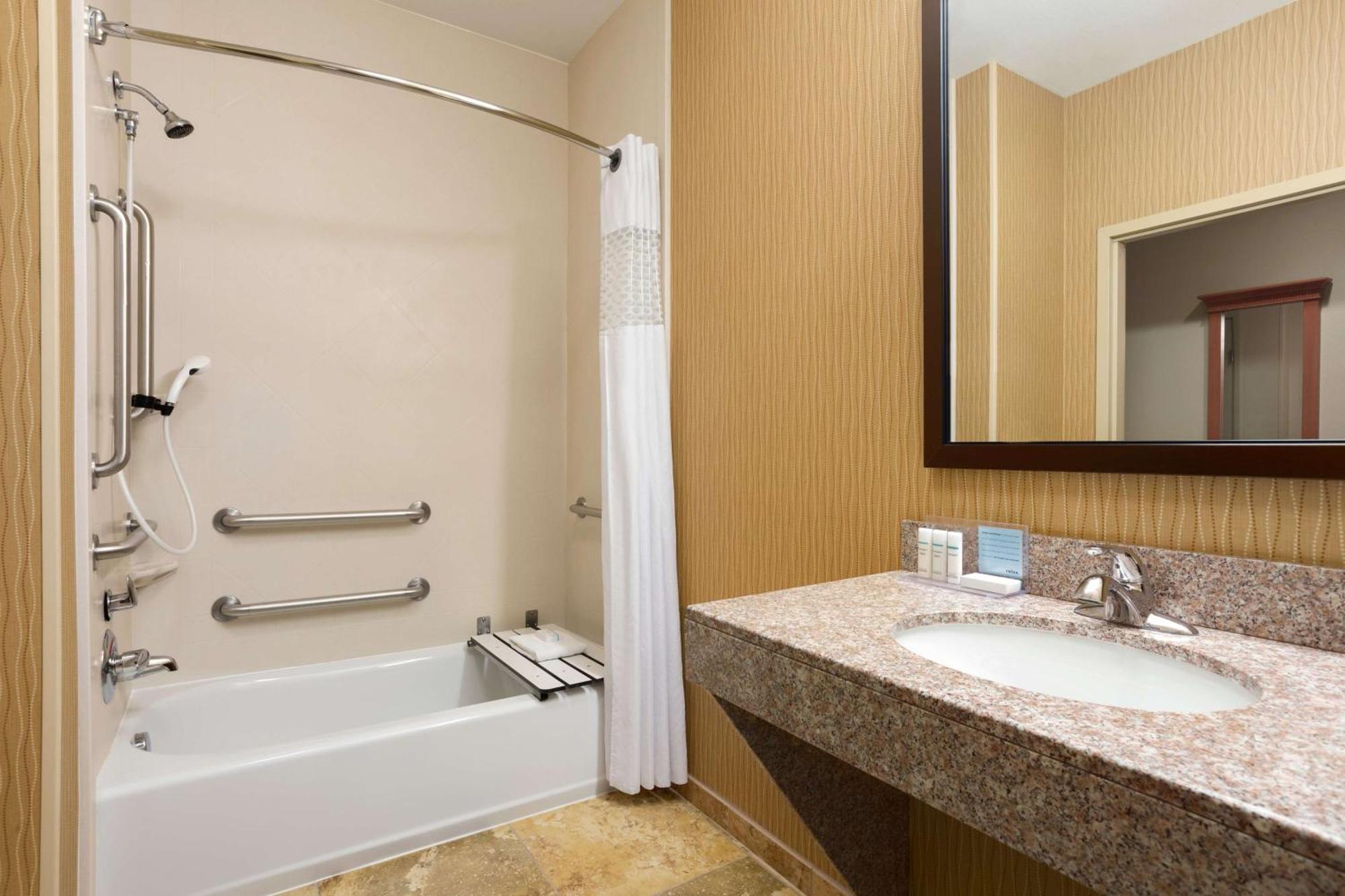 Hampton Inn Wichita-East Екстериор снимка