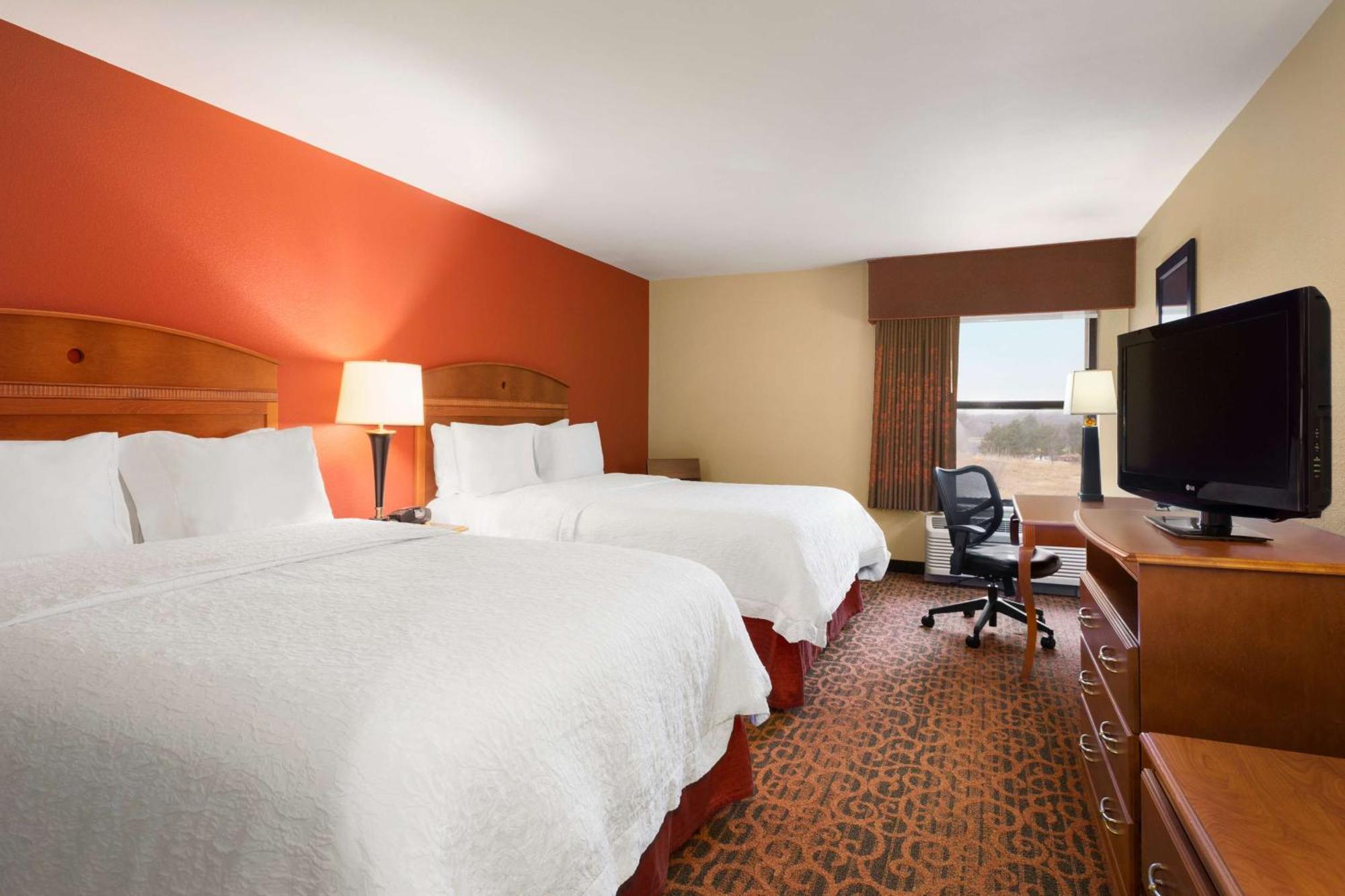 Hampton Inn Wichita-East Екстериор снимка