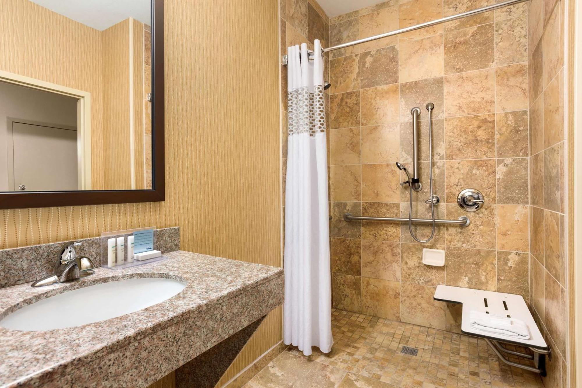 Hampton Inn Wichita-East Екстериор снимка