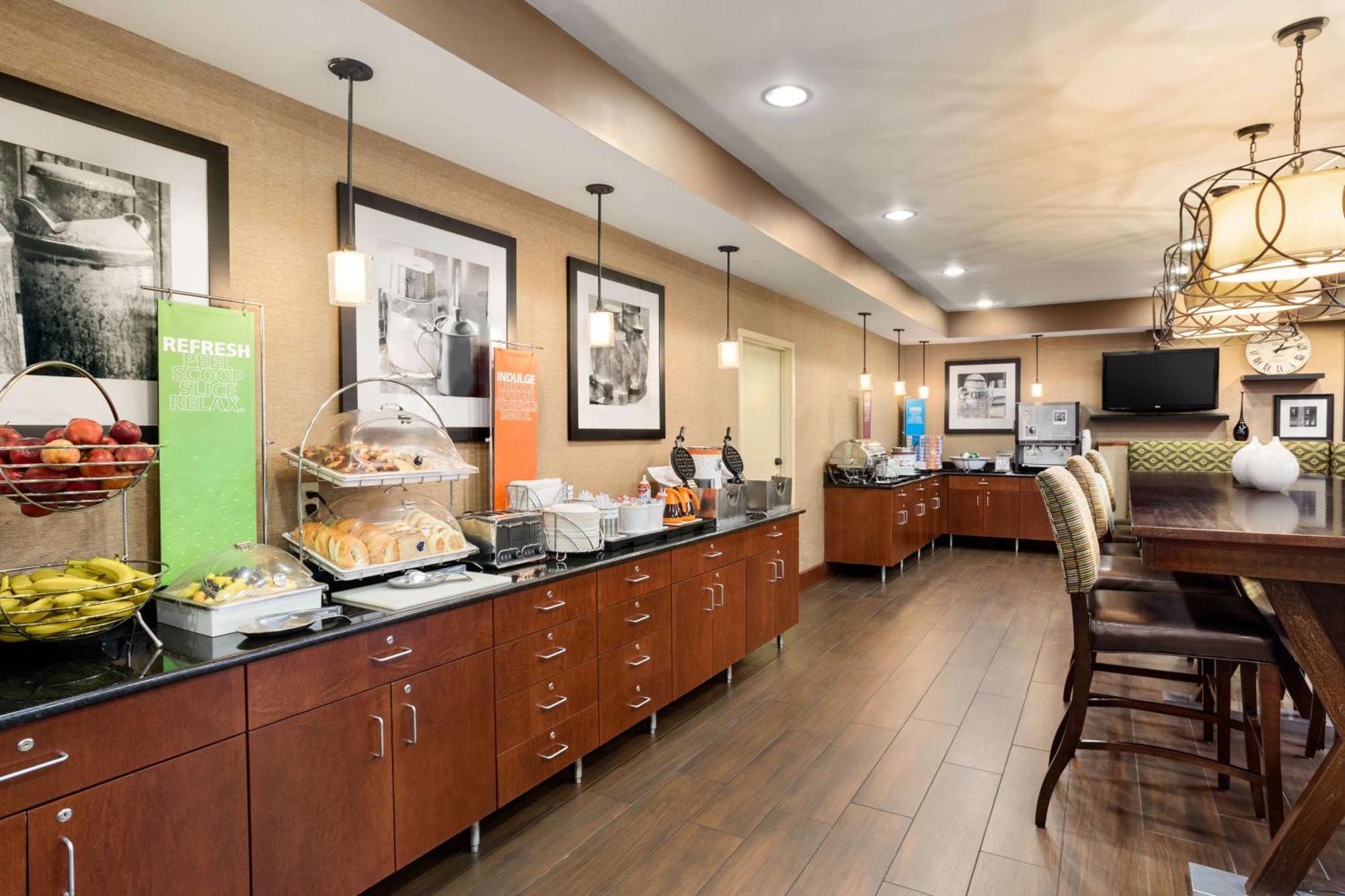 Hampton Inn Wichita-East Екстериор снимка