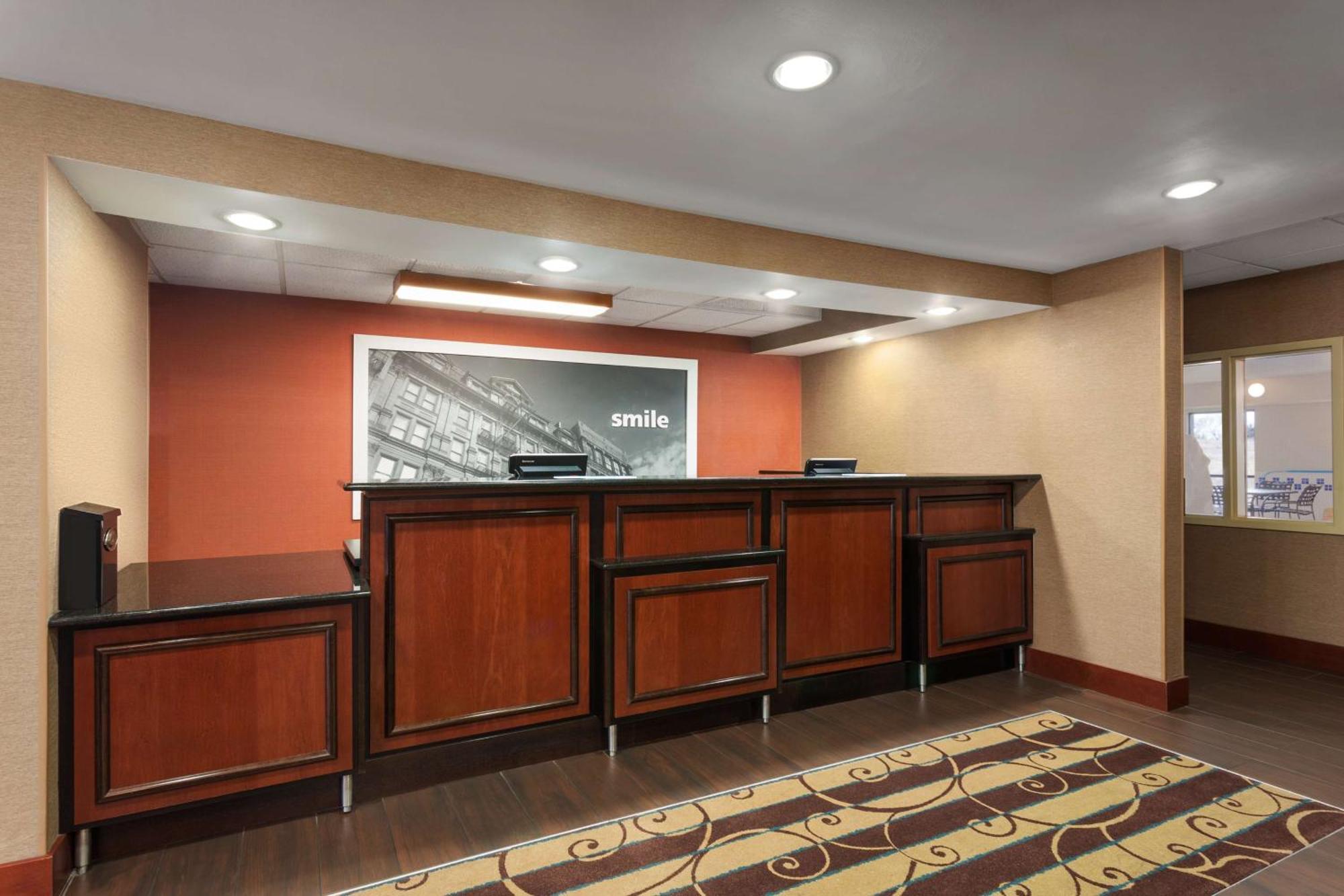 Hampton Inn Wichita-East Екстериор снимка