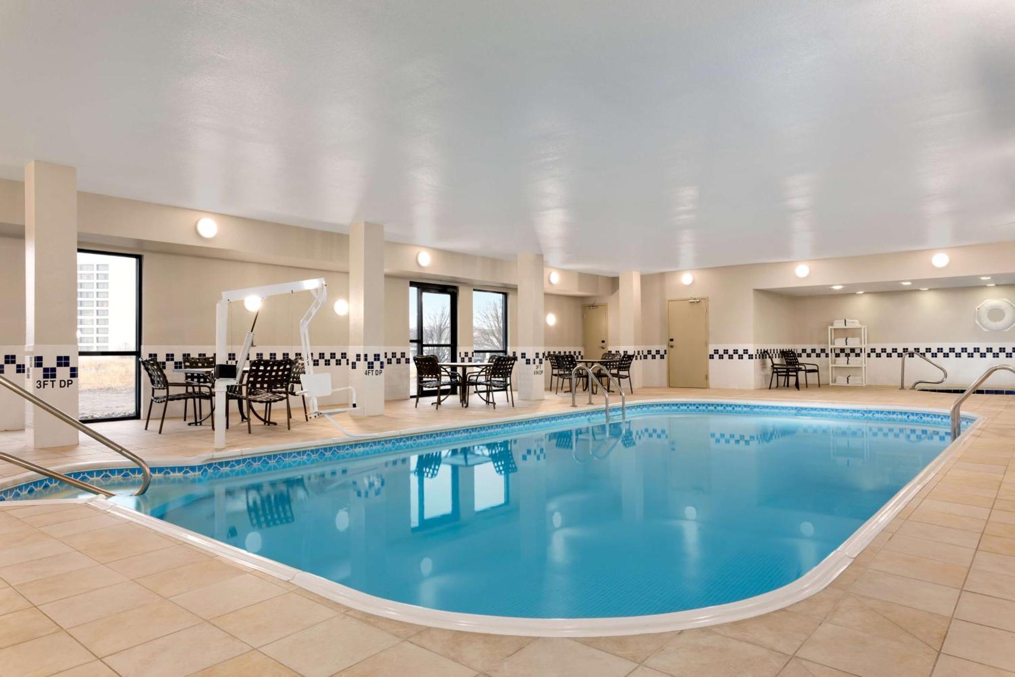 Hampton Inn Wichita-East Екстериор снимка