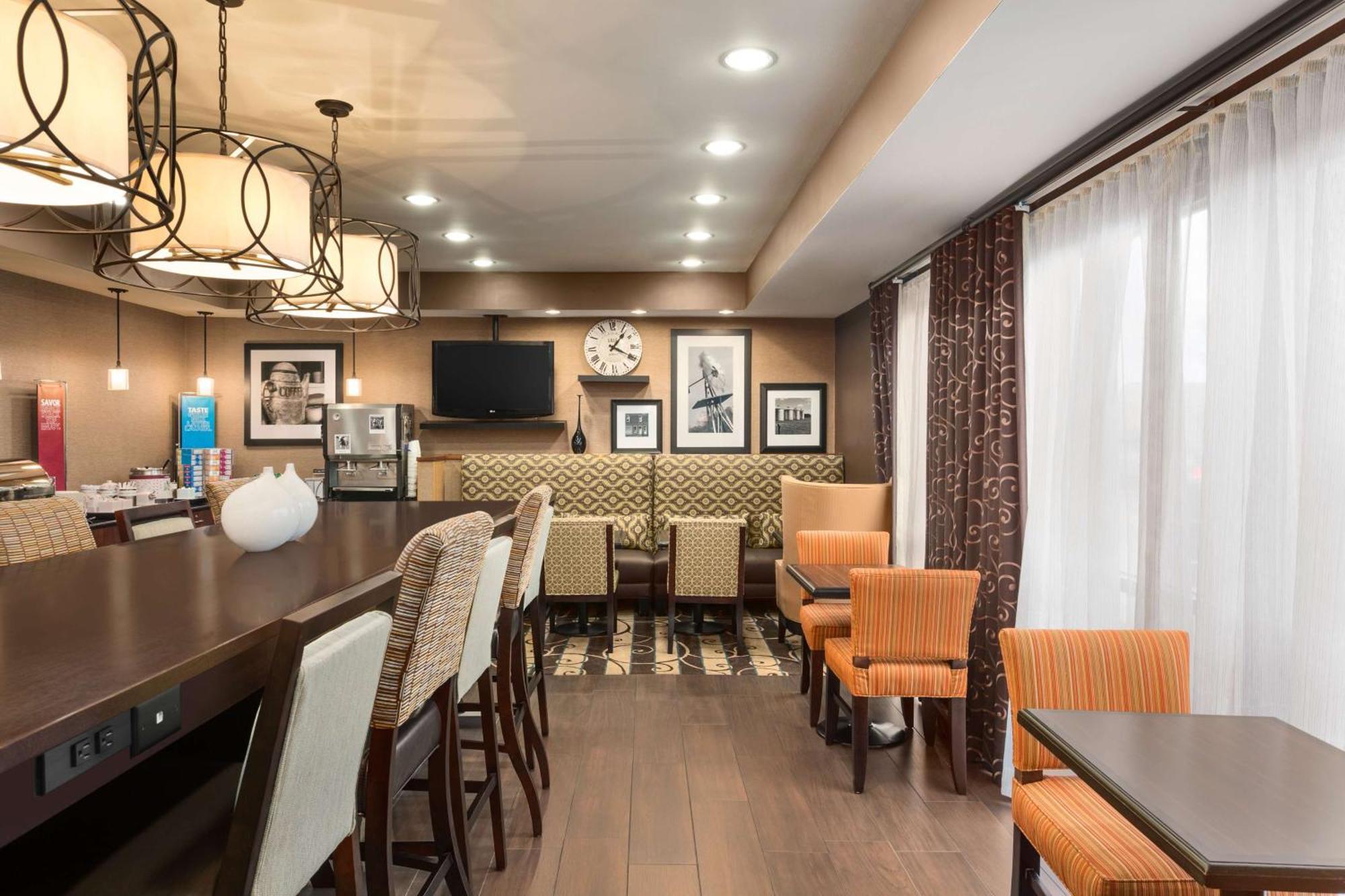 Hampton Inn Wichita-East Екстериор снимка