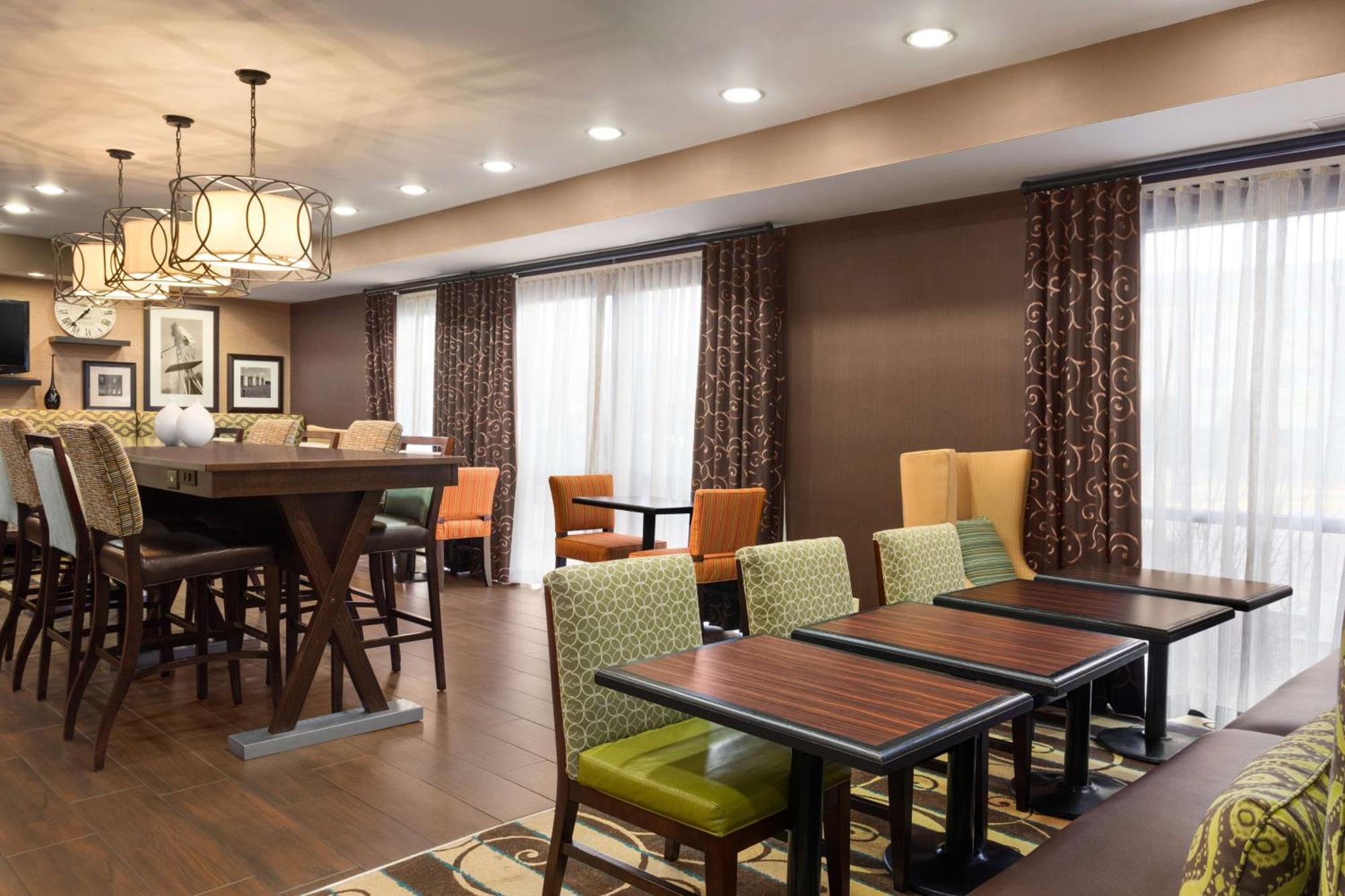 Hampton Inn Wichita-East Екстериор снимка