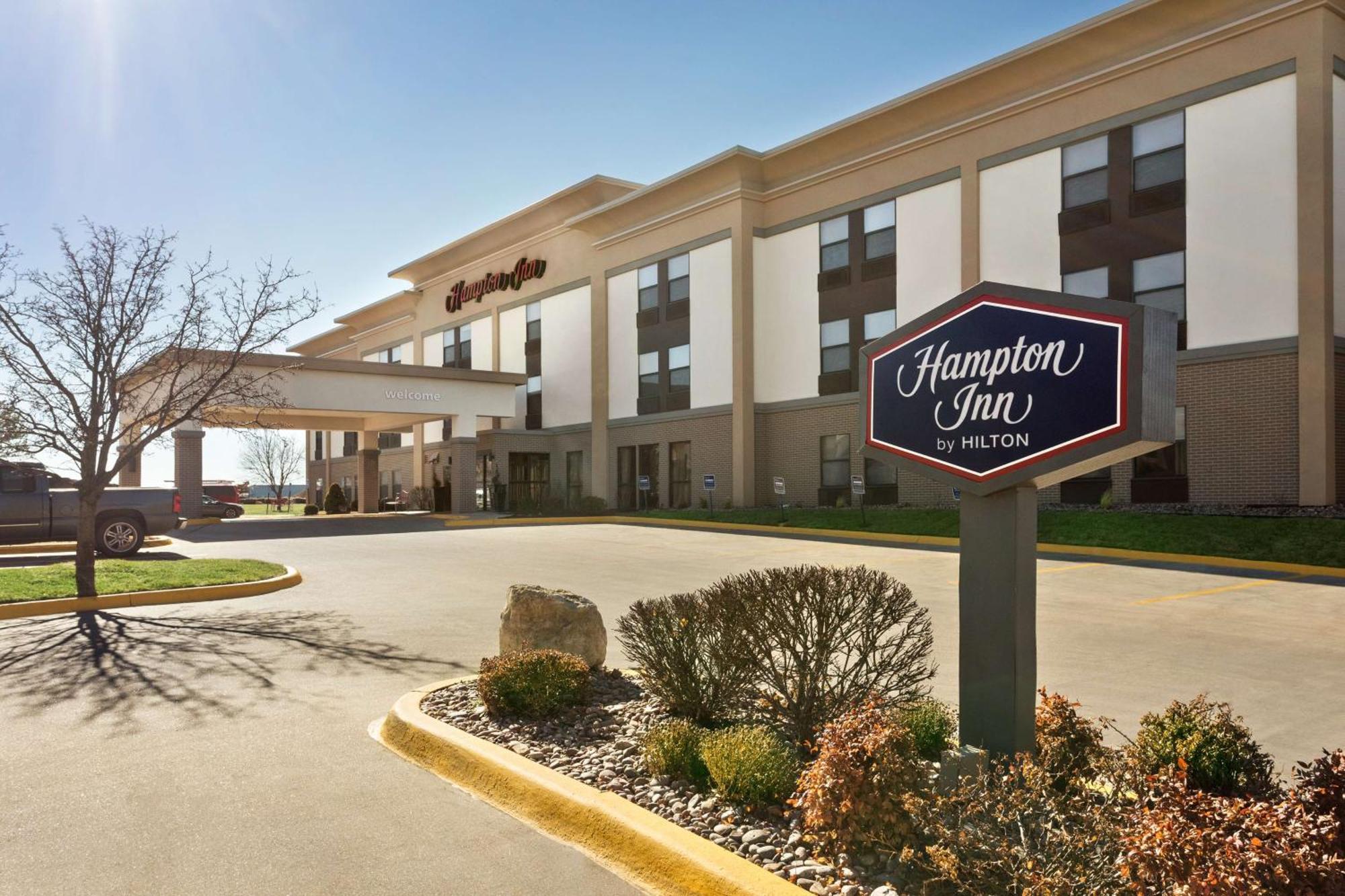 Hampton Inn Wichita-East Екстериор снимка