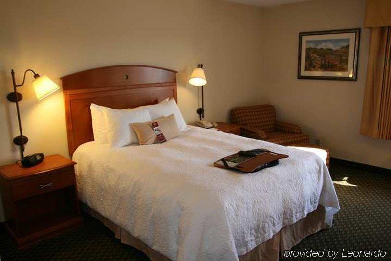 Hampton Inn Wichita-East Стая снимка