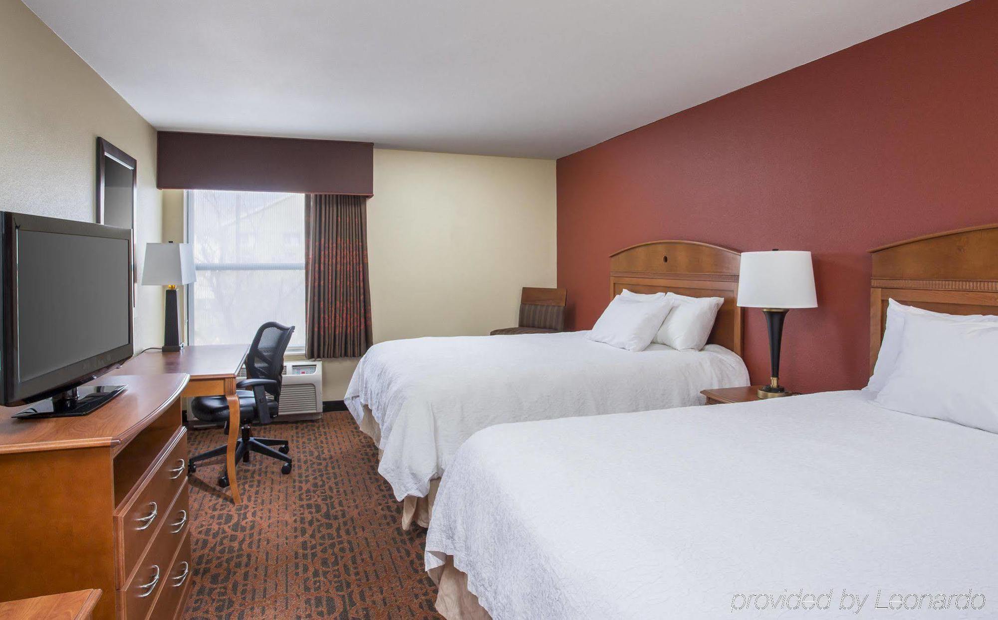 Hampton Inn Wichita-East Екстериор снимка