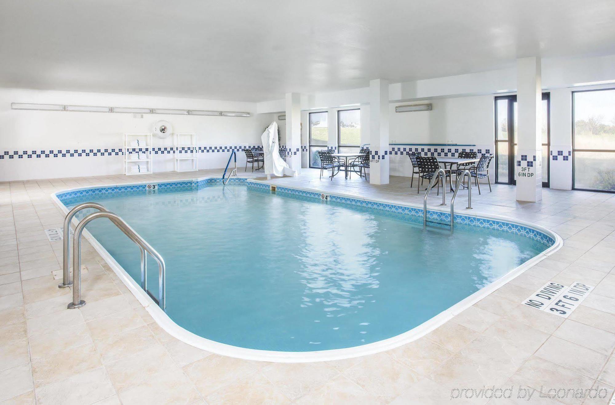 Hampton Inn Wichita-East Екстериор снимка