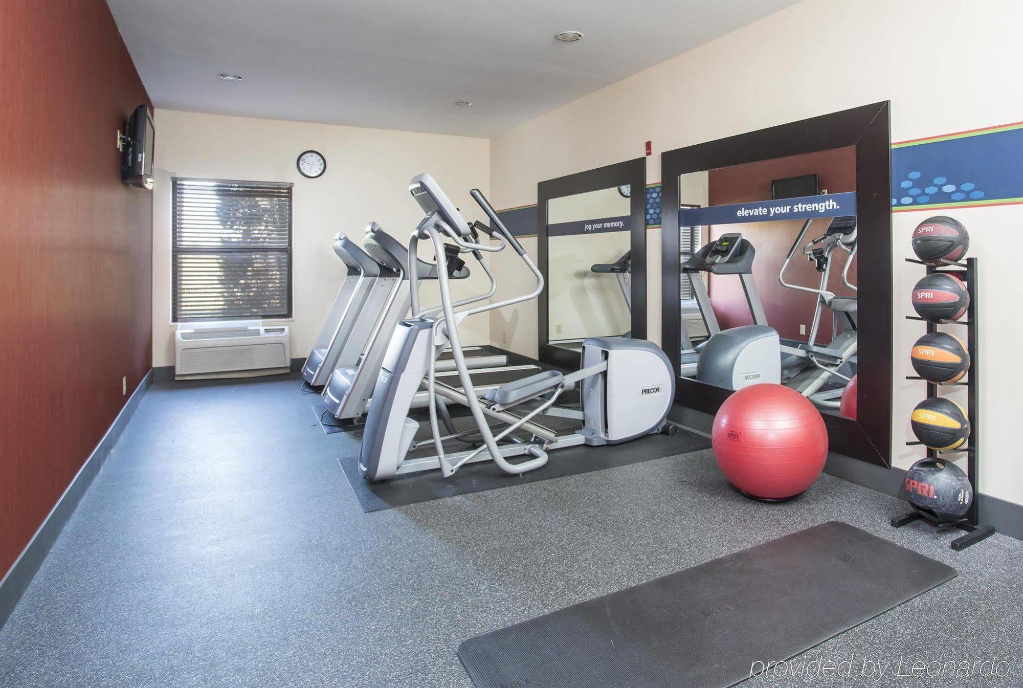 Hampton Inn Wichita-East Екстериор снимка