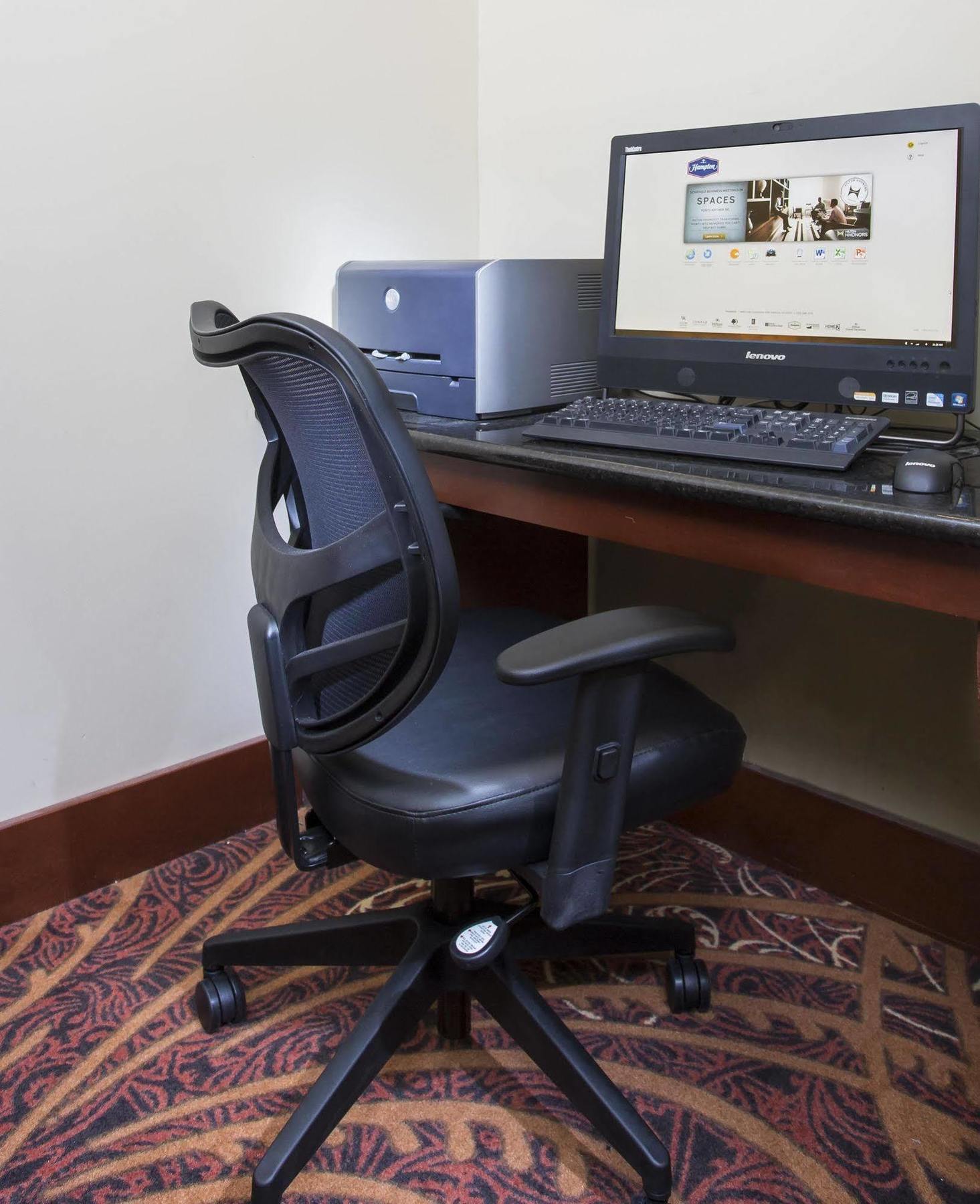 Hampton Inn Wichita-East Екстериор снимка